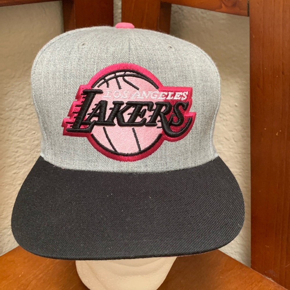 🔹Mitchell & Ness Los Angeles Lakers Snapback Cap..
